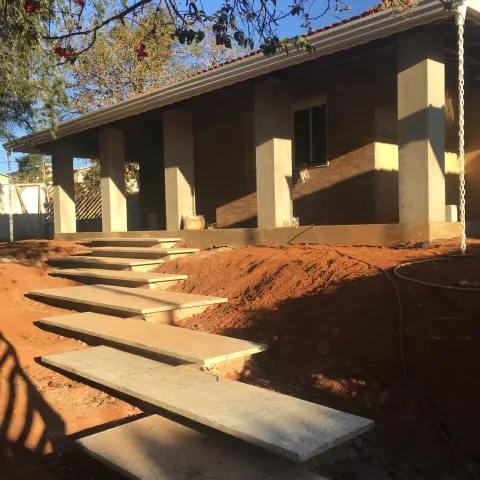 Degraus de concreto na entrada de uma casa em obra
