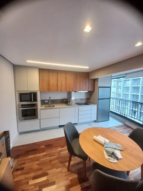 Cozinha integrada à sala de jantar depois da troca de revestimentos e da marcenaria